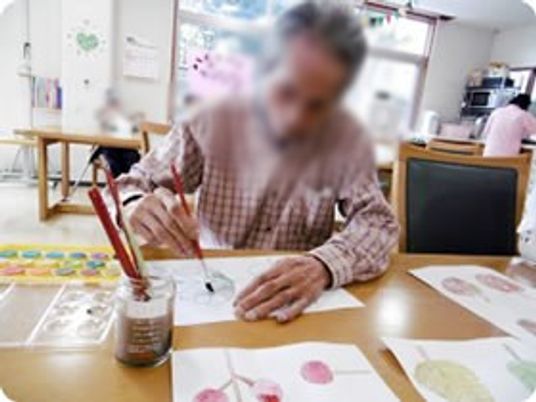 絵を描く高齢者の様子