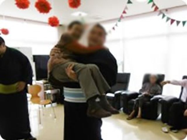 ゆったりとした交流の空間 ラウンジ 明るい空間で、入居者同士が和やかに過ごせる場所です。イベント活動も活発に行われています。