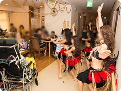 演技中のホール
