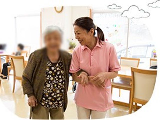 自然光が入る空間のラウンジ ラウンジ 明るいラウンジでスタッフが利用者と笑顔で過ごす様子が見られます。快適な交流の場です。