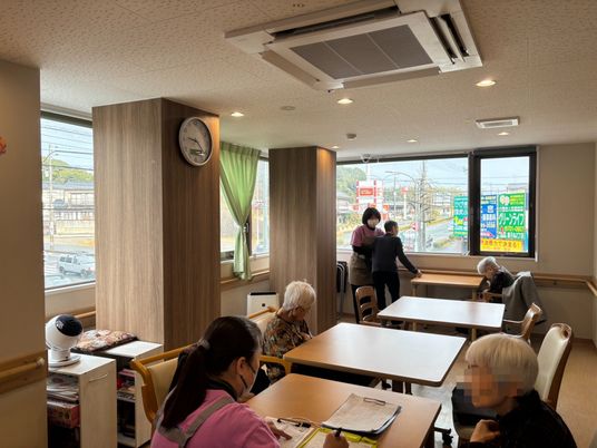 スタッフとお年寄りのダイニング