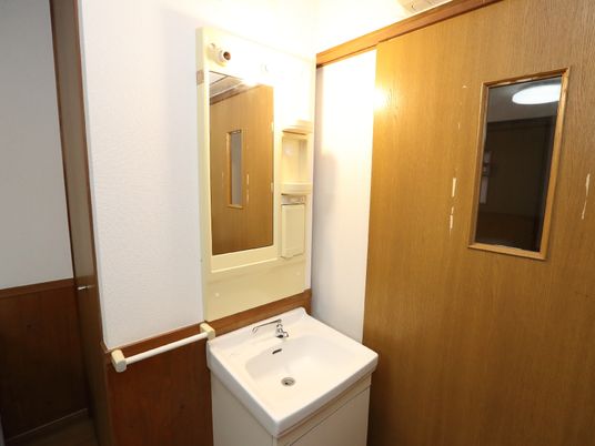 洗面台と手すりのある空間