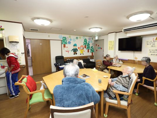 共有スペースでのくつろぎシーン