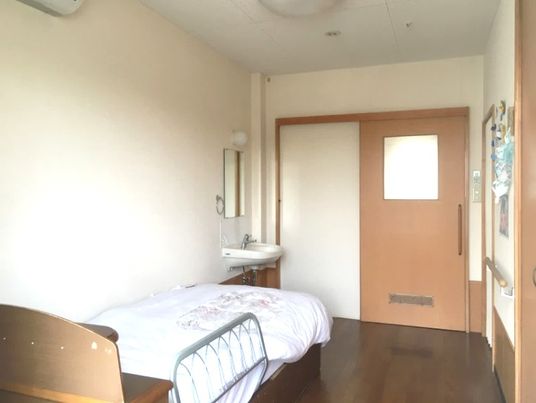 明るい個室の居住空間