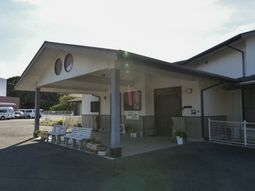 明るいエントランス外観