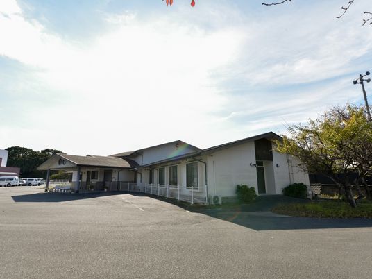 広々とした施設の外観
