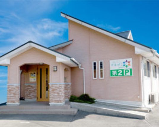 明るい外観の建物