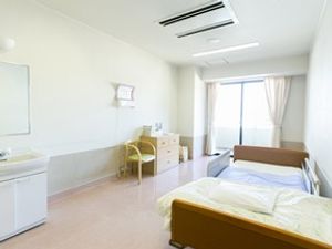 明るい居室のベッド  