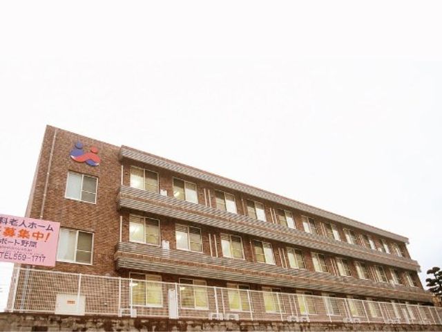 建物全景と看板