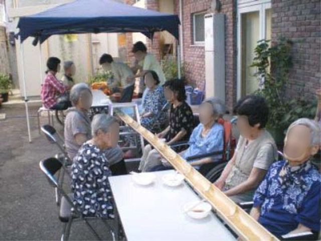 屋外での食事会風景