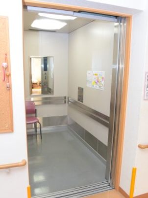 広々とした入口のエレベーター