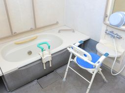 バリアフリー設計の浴室