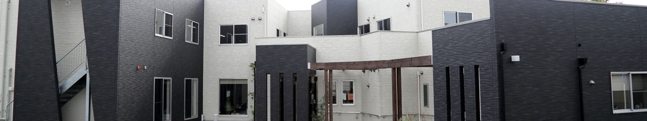 現代的な外装の建物