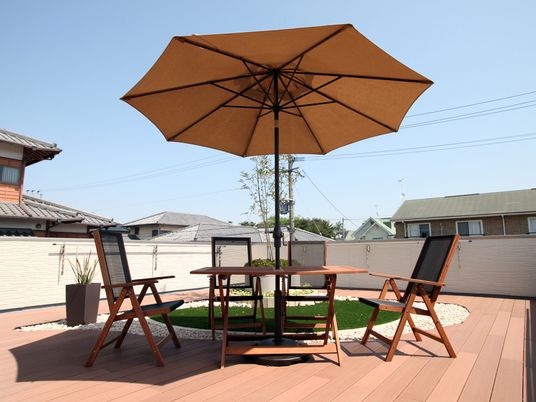 椅子とパラソルのテラス