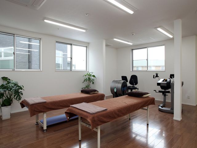 訓練器具が並ぶ部屋