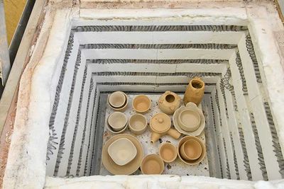 陶器が並ぶ窯の内観