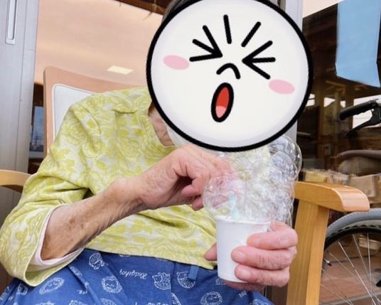 穏やかな交流が見られるテラス