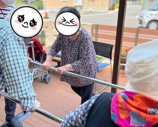 手すりで運動する女性の様子