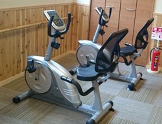 2台の自転車型機械のある部屋