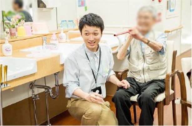 スタッフと利用者の和やかな様子 洗面台