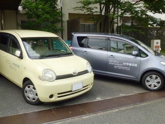 送迎車が並ぶ外観  
