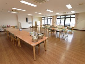 広々とした明るい食堂