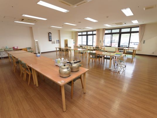 広々とした明るい食堂