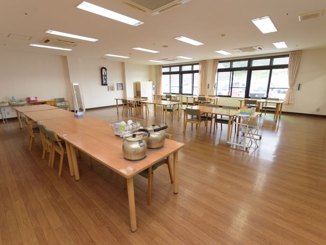 広々とした明るい食堂 食堂 広々として日当たりのよい食堂です。テーブルを囲みながら、共に食事やコミュニケーションを楽しむことができます。