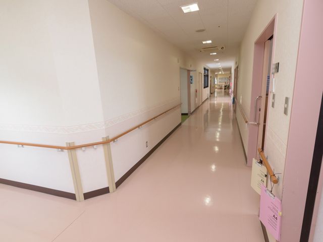 清潔な廊下の風景 廊下 手すりが整った広々とした廊下です。静かで明るい環境は働きやすさも感じさせます。
