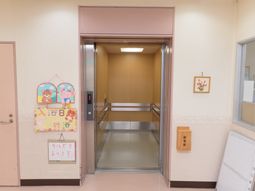 明るいエレベーターの入口