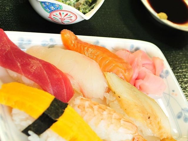 彩り鮮やかな寿司の盛り合わせ 食事 バラエティに富んだ彩り鮮やかな食事で、利用者の方の食事時間を彩ります。栄養バランスも考えられたメニューを提供しております。