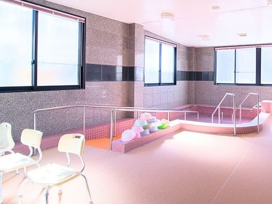 明るい広々とした浴室