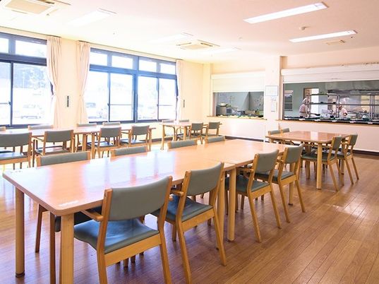 日当たりの良い広々ダイニング