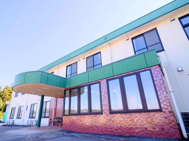 明るい外観の建物 外観 ゆったりとした開放感がある外観です。快晴の空の下、新しい職場での活躍を想像してみませんか。