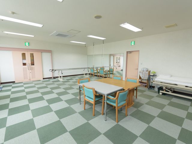 充実した機能訓練室 共有スペース 広々とした機能訓練室は、日々のリハビリテーションに最適な空間です。明るく清潔感のある設備で、ご利用者の心身の活性化をサポートします。
