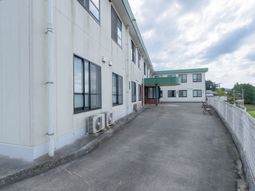 外観の建物と空とベンチ