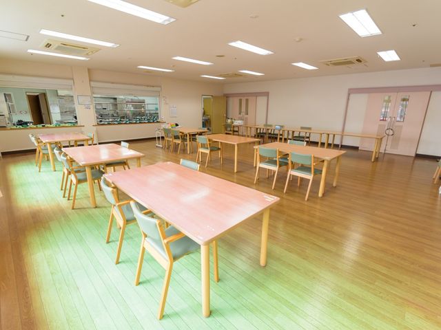 明るいダイニングルーム 食堂 広々としたダイニングルームは、日々の食事や交流の場として、快適な環境を提供します。明り取りのための大きな窓が特徴的です。