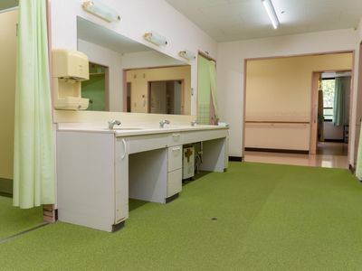 清潔な洗面台と廊下