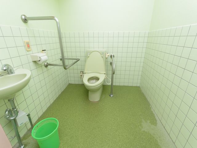 バリアフリートイレ空間 トイレ サポート用手すり完備の清潔なトイレです。利用者の安全と快適さを重視した設計で、日々の生活をサポートします。