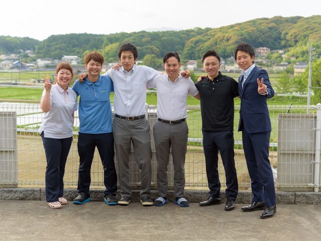 スタッフの笑顔並ぶ外観 スタッフ 元気なスタッフが笑顔で迎えてくれる場所です。皆さんのチームワークの良さが伝わってきます。