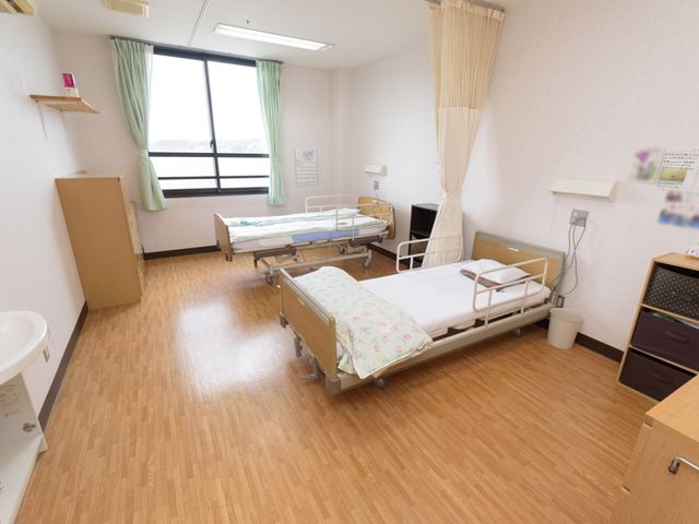 明るく広々とした居室 居室 ベッドの横には、必要な物を快適に使えるよう収納スペースが設けられており、窓からは自然光が入ります。