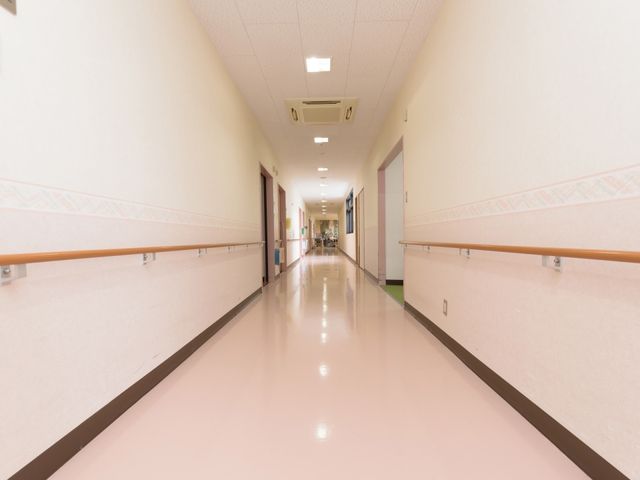 広々とした明るい廊下 廊下 手すり付きの広い廊下は、歩行補助や車椅子の利用にも配慮されています。清潔感のあふれる環境で働くことができる空間です。