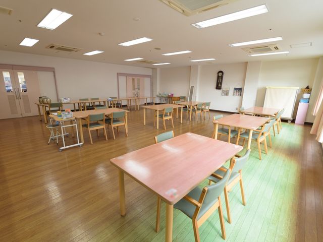 広々とした明るい食堂 食堂 ゆとりのある空間で明るく開放的な食堂です。共有するには快適な場所で、様々な交流が期待できそうです。