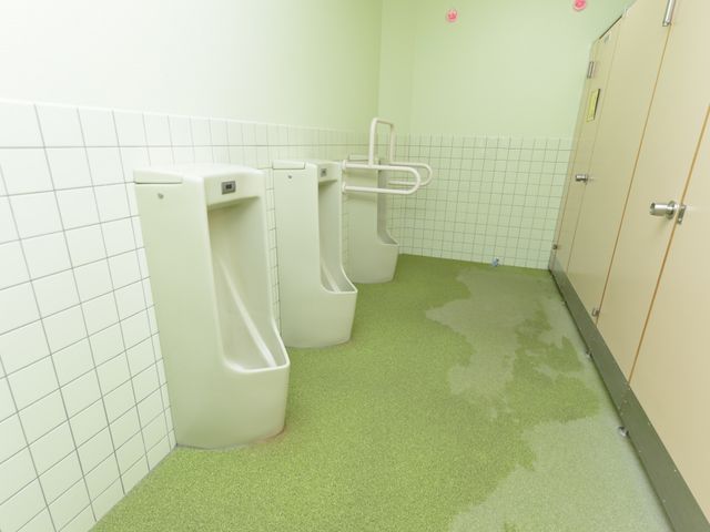 バリアフリー対応トイレ 男性用トイレ 手すり付きの広々としたトイレは利用者の移動をサポートし、安全にお使いいただけるようになっています。