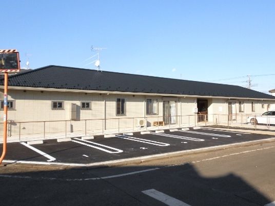 駐車スペースのある建物外観