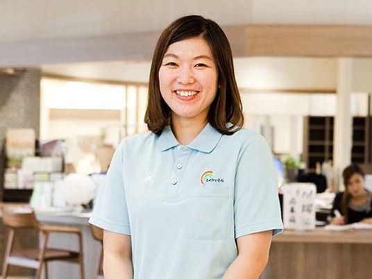 スタッフ笑顔のロビー  