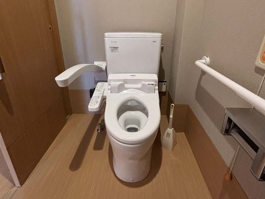 手すり付きの広いトイレ