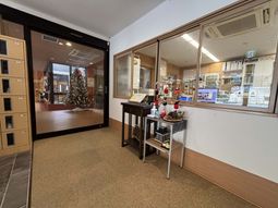 クリスマスの飾りがあるエントランス