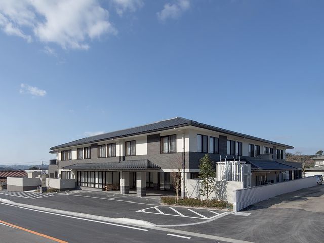 スタイリッシュな建物の外観 外観 洗練された外観の施設で、専門スキルを活かし、多くの方々の生活を支えるやりがいのある職場です。