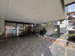 落ち着いた雰囲気のエントランス